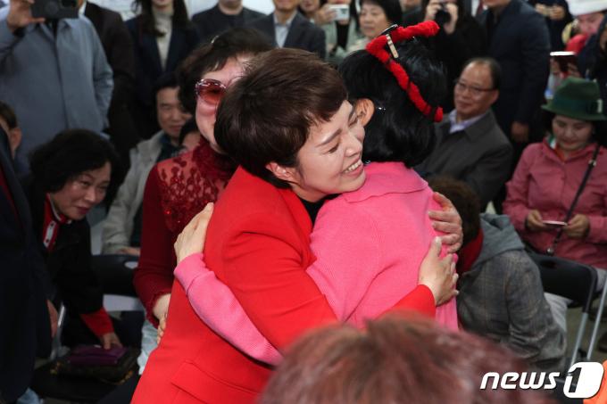 [사진] 김은혜 '함께 나누는 기쁨'