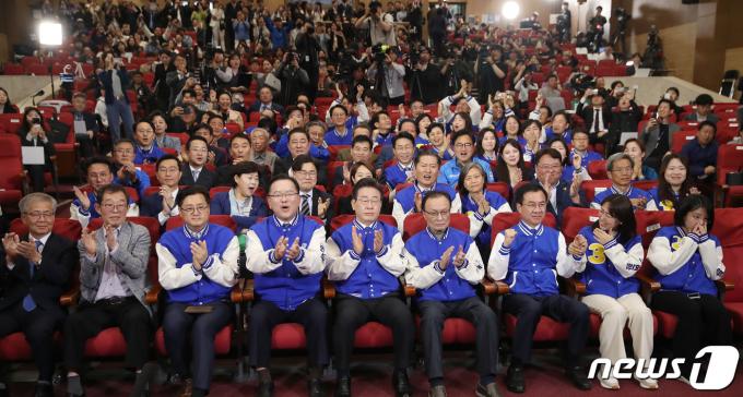 이재명 더불어민주당 대표, 이해찬·김부겸 상임공동선거대책위원장 등 당 지도부가 10일 오후 서울 여의도 국회 의원회관에 마련된 제22대 국회의원선거(총선) 민주당 개표 상황실에서 방송사 출구조사 결과를 지켜보며 환호하고 있다. 2024.4.10/뉴스1 ⓒ News1 임세영 기자