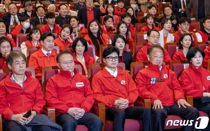 한동훈 국민의힘 총괄선대위원장 등이 10일 서울 여의도 국회도서관에 마련된 국민의힘 제22대 국회의원선거 개표상황실에서 출구조사 결과를 시청하고 있다. (공동취재) 2024.4.10/뉴스1 ⓒ News1 송원영 기자