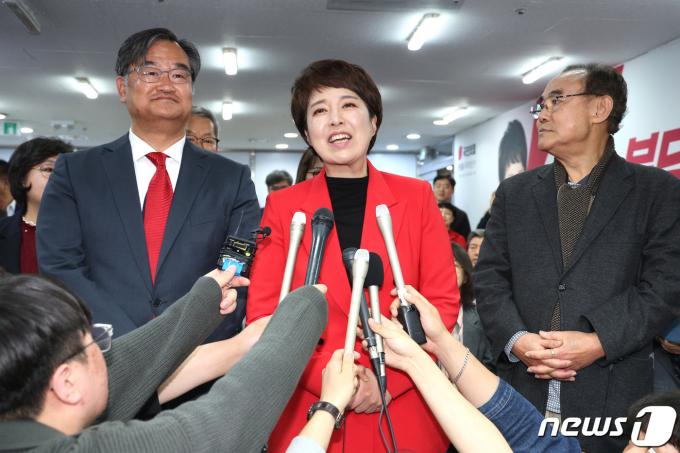 [사진] '당선 확실' 소감 밝히는 김은혜