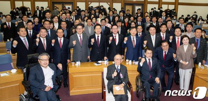 7일 서울 여의도 국회 의원회관에서 열린 국민의힘 공부모임 '국민공감' 첫 모임에서 참석자들이 기념 촬영을 하고 있다. 두 번째 줄 왼쪽부터 박대출, 안철수, 이종배, 권성동, 김기현, 정우택, 이철규, 장제원, 강기윤, 김석기 의원. 국민공감은 지난 지방선거 승리 이후 친윤계 의원들이 주축이 된 민들레가 이름을 바꾼 모임이다. 2022.12.7/뉴스1 ⓒ News1 유승관 기자