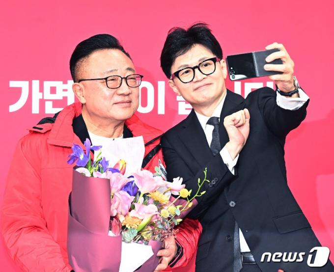 한동훈 국민의힘 비상대책위원장이 22일 서울 여의도 국회에서 열린 국민인재 영입 환영식에서 고동진 전 삼성전자 모바일 부문(옛 IM부문) 대표이사 사장과 기념촬영을 하고있다. 2024.1.22/뉴스1 ⓒ News1 송원영 기자