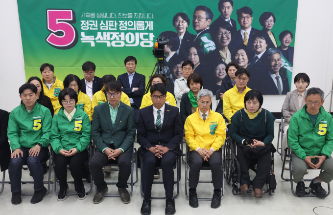 녹색정의당이 제22대 총선에서 단 한 석도 얻지 못하면서 존폐위기에 놓이게 됐다. 사진은 지난 10일 지상파 3사 출구조사 결과가 발표된 이후 침통한 표정을 보이고 있는 녹색정의당 관계자들. /사진=뉴스1