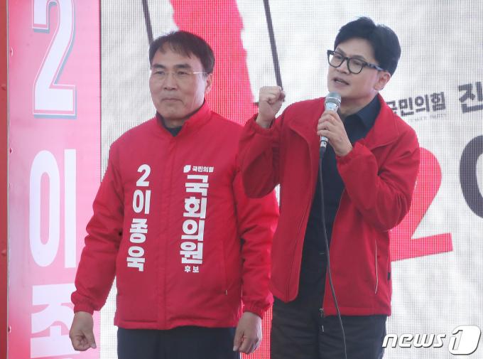 한동훈 국민의힘 총괄선거대책위원장이 1일 오후 경남 창원시 빈해구 중원로터리에서 열린 '국민의힘으로 진해살리기' 지원유세에서 이종욱 경남 창원진해 후보와 함께 지지를 호소하고 있다. 2024.4.1/뉴스1 ⓒ News1 임세영 기자
