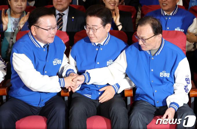 이재명 더불어민주당 대표와 이해찬(오른쪽), 김부겸(왼쪽) 상임공동선대위원장이 10일 오후 서울 여의도 국회 의원회관에 마련된 제22대 국회의원선거 개표상황실에서 출구조사 결과를 보며 악수를 하고 있다. (공동취재) 2024.4.10/뉴스1 ⓒ News1 임세영 기자