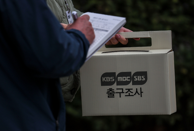 4·10 총선과 관련 출구조사에서 최대치로 예상됐던 '범야권 200석'은 나오지 않았다. 사진은 지난 10일 서울 중구 중림동주민센터에 마련된 투표소에서 투표를 마친 시민이 출구조사에 참여하는 모습. /사진=뉴시스