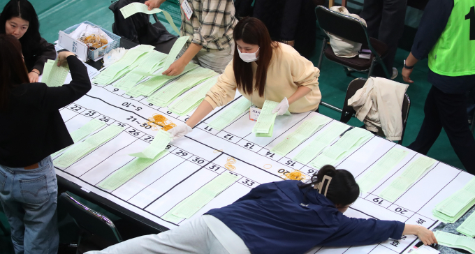 4·10 총선 비례대표에서 국민의힘은 목표를 달성하고, 더불어민주당은 기대에 미치지 못하는 성적표를 받아 들 것으로 보인다. 사진은 제22대 국회의원 선거가 종료된 지난 10일 오후 대구 남구 영남이공대 천마체육관에 마련된 개표장에서 개표사무원들이 비례대표 투표용지를 수개표하는 모. /사진=뉴스1