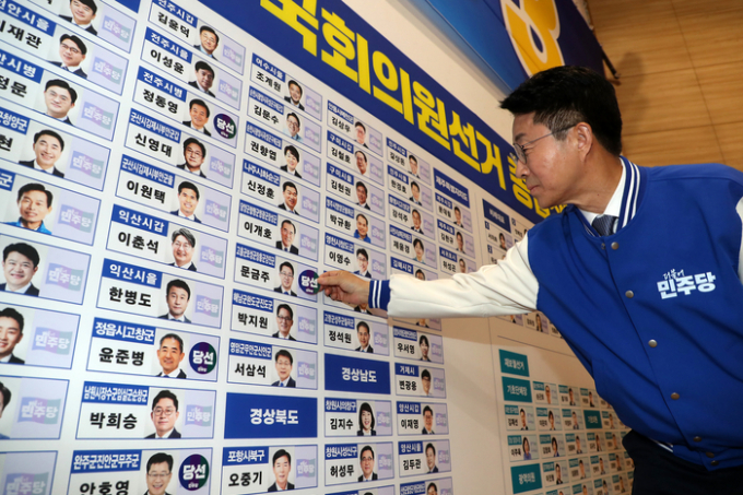 더불어민주당 조정식 사무총장이 10일 국회 의원회관 제22대 국회의원선거 상황실에서 당선 의원의 이름 옆에 스티커를 붙이고 있다. / 사진=공동취재단