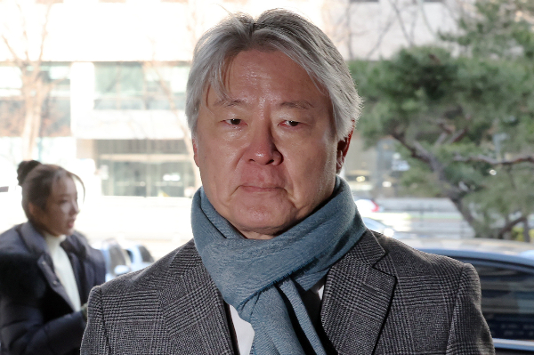 노환규 전 대한의사협회(의협) 회장이 11일 페이스북에 제22대 국회의원 선거에서 더불어민주연합 비례대표 12번으로 출마해 당선된 김윤 서울대학교 의대 교수를 저격했다. 전공의 집단사직에 관여했다는 혐의를 받는 노 전 회장이 지난달 9일 오전 서울 마포구 서울경찰청 광역수사단에 출석하고 있다. /사진=뉴시스