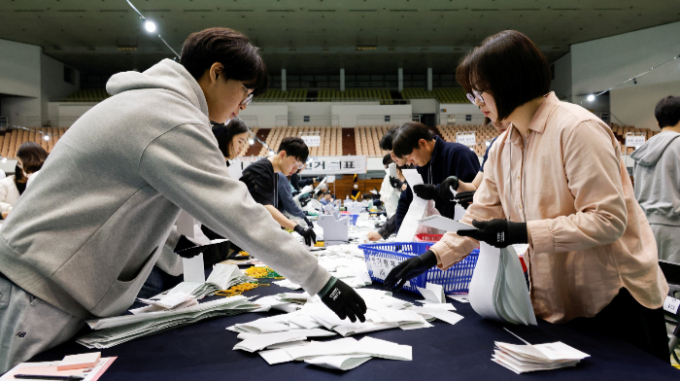일본 언론들이 지난 10일 한국에서 열린 제22대 국회의원 선거 결과를 일제히 보도했다. 사진은 지난 10일 한국에서 열린 총선에서 중앙선거관리위원회 관계자들이 투표용지를 개표하는 모습. /사진=로이터