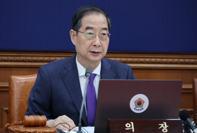 한덕수 국무총리가 지난 10일 진행된 제22대 국회의원 선거 결과에 대해 "정부는 총선 민의를 겸허히 받들 것"이라고 전했다. 사진은 한 총리가 11일 서울 종로구 정부서울청사에서 열린 국무회의에 참석해 발언하는 모습. /사진=뉴시스