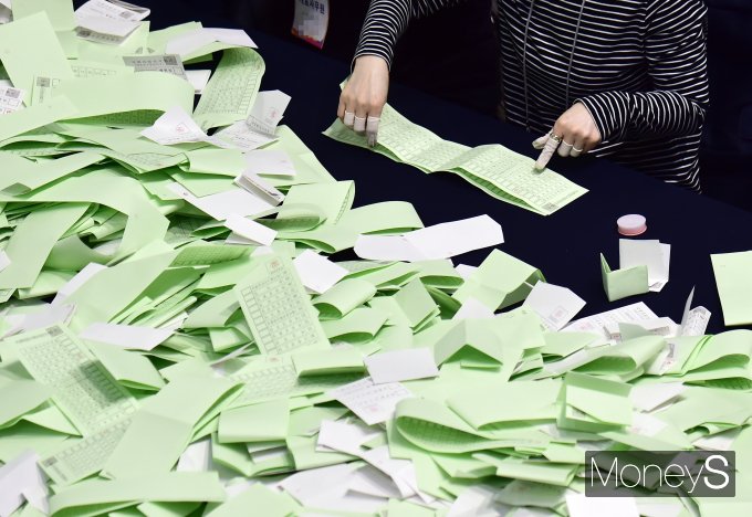 서울 영등포구 도산로 영등포다목적배드민턴체육관에 마련된 개표소에서 선거관리위원회 관계자들이 투표용지를 분류하는 모습. /사진=임한별 기자