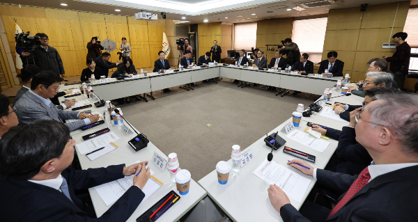 의과대학 증원을 둘러싼 의료계와 정부의 갈등이 지속되는 가운데 대한병원협회가 차기 회장 선거를 하루 앞두고 있다. 지난 3일 오전 서울 마포구 대한병원협회에서 조규홍 보건복지부 장관과 병협 관계자들이 간담회를 갖고 있다. /사진=뉴시스