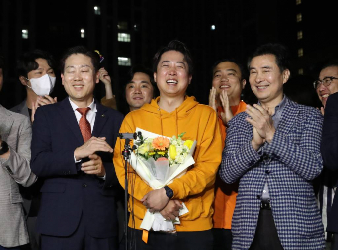 제22대 국회의원 선거 경기 화성을에 출마한 이준석 개혁신당 후보가 당선 후 당선 소감을 밝혔다. 사진은 11일 오전 경기 화성시 여울공원에서 당선이 유력시 되자 기뻐하고 있는 이 후보. /사진= 뉴시스 