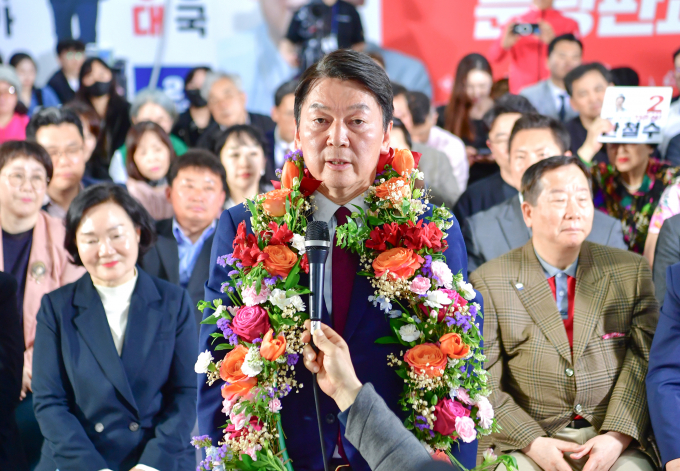 4·10 총선에서 격전지로 불린 경기 성남 분당갑 선거구에서 국민의힘 안철수 후보가 당선됐다.  안 후보가 11일 오전 자신의 선거사무소에서 당선 소감을 밝히고 있다. /사진=뉴스1