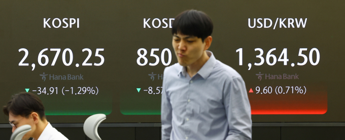11일 서울 중구 하나은행 딜링룸에서 직원들이 업무를 보고 있다.  /사진=뉴시스
