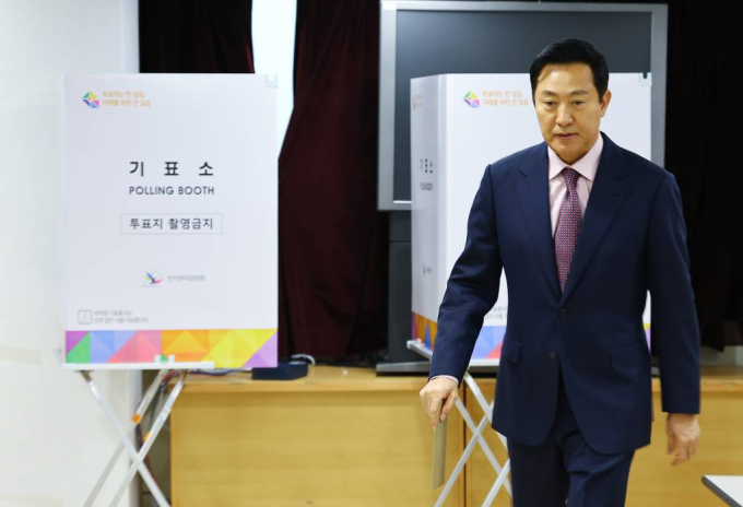 오세훈 서울시장이 총선 결과에 대한 소감을 밝혔다. 사진은 지난 5일 서울 중구 소공동 주민센터에 마련된 제22대 국회의원 선거 사전투표장에서 투표를 마치고 이동하고 있는 오 시장. /사진= 뉴시스 
