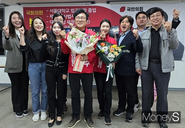 박형수 국민의힘 경북 의성·청송·영덕·울진 국회의원 당선인(왼쪽 네번째)이 11일 선거사무소에서 배우자인 전성림 여사(왼쪽 다섯번째), 보좌진들과 파이팅을 외치고 있다./사진=황재윤 기자
