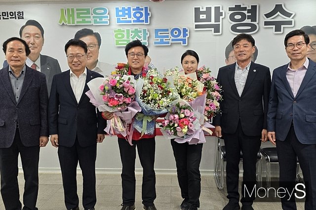 4개 군 단체장들이 박형수 당선인을 찾았다. 왼쪽부터 김주수 의성군수, 손병복 울진군수, 박형수 당선인, 전성림 여사, 윤경희 청송군수, 김광열 영덕군수/사진=황재윤 기자