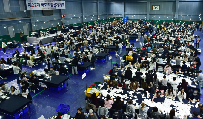 제22대 국회의원 선거 투표 종료 이후 선거관리위원회 관계자들이 투표용지를 분류하고 있다. /사진=임한별 기자 