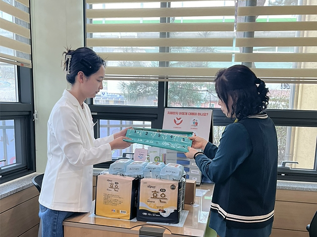 영주시 관계자가 치매환자 조호물품을 보호자에게 전달하고 있다./사진제공=경북 영주시