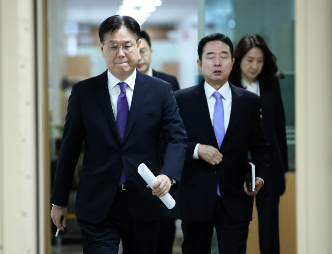 한덕수 국무총리, 이관섭 대통령 비서실장, 대통령실 주요 참모진들이 11일 사의를 표명했다. 사진은 이 실장(맨앞 왼쪽)이 11일 용산 대통령실 청사 브리핑룸에서 22대 총선 결과와 관련한 윤석열 대통령의 메시지를 발표하기 위해 입장하는 모습. /사진=뉴스1