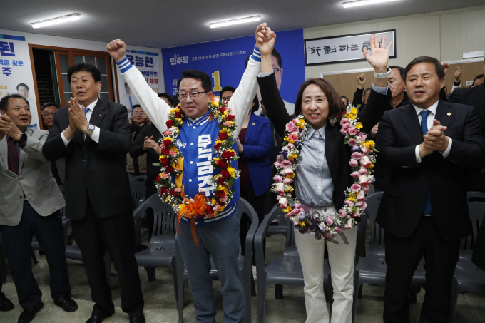 지난 10일 22대 총선(전남 고보장강 선거구)에서 당선이 확정되자 문금주 당선인이 환호하고 있다./문금주 캠프