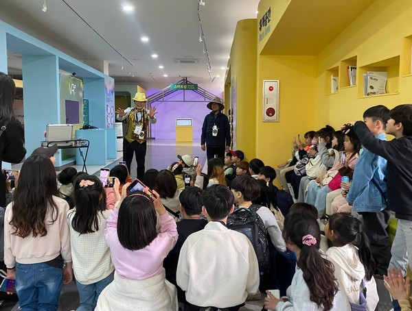 평택시농업기술센터 관계자들이 어린이들을 대상으로 도심 속 힐링 '농업해설프로그램'을 선보이고 있다. / 사진제공=평택시