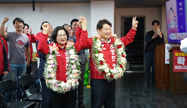 권영진 국민의힘 대구 달서 병 국회의원 당선인이 자신의 배우자와 함께 당선 축하 인사를 받고 있다./사진제공=권영진 국민의힘 대구 달서 병 국회의원 당선인 측