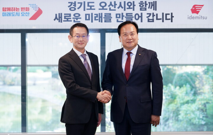  이권재 오산시장(오른쪽)이 지난해 9월 일본 이데미츠 코산 R&D센터를 방문해  나가세 타카미쯔 본부장(왼쪽)과 면담전 기념촬영을 하고 있다. / 사진제공=오산시 