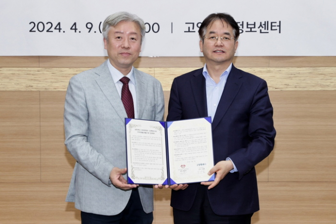 이동환 고양특례시장(오른쪽)이 정남호 경희대학교 관광대학원장과 업무협약식을 가진 뒤 기념촬영을 하고 있다. / 사진제공=고양특례시