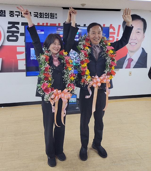 김기웅 국민의힘 대구 중구·남구 국회의원 당선인(오른쪽)이 배우자와 함께 당선 축하를 하고 있다./사진제공= 김기웅 국민의힘 대구 중구·남구 국회의원 당선인 측