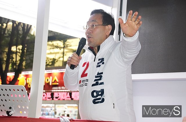주호영 국민의힘 대구 수성 갑 국회의원 후보가 지난 9일 수성구 신매동 소재 신매광장에서 열린 집중유세에서 연설을 하고 있다./사진=김덕엽 기자