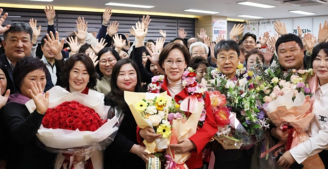 이인선 국민의힘 대구 수성 을 국회의원 당선인이 배우자와 함께 당선 꽃다발을 들고 포즈를 취하고 있다./사진제공=이인선 국민의힘 대구 수성 을 국회의원 당선인 측