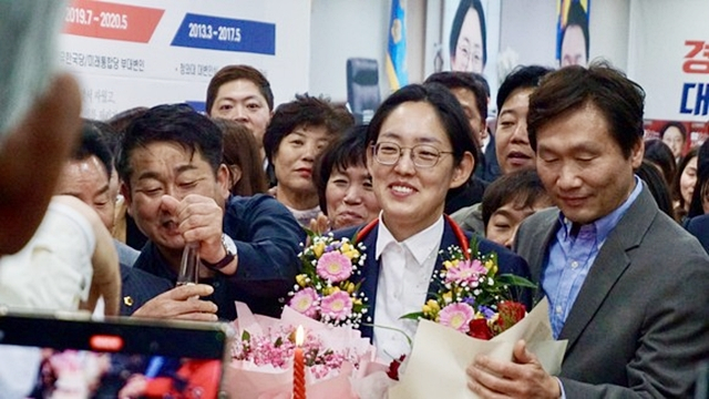 조지연 국민의힘 경산 국회의원 당선인이 당선 축하 꽃다발을 받고 있다./사진제공=조지연 국민의힘 경산 국회의원 당선인 측