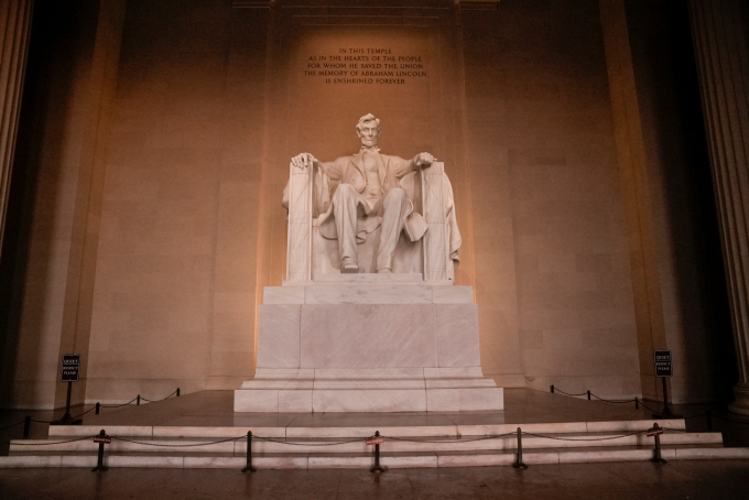 1865년 4월15일 암상을 당한 미국 제16대 대통령 에이브러햄 링컨이 사망했다. 사진은 지난 2022년 5월29일 미국 워싱턴DC에 위치한 링컨 기념관의 링컨 동상 모습. /사진=로이터