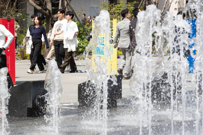 오는 12일 서울 낮 기온이 20도까지 오르는 등 따뜻한 날씨를 보일 예정이다. 사진은 지난 9일 서울 광화문광장에서 점심시간에 산책을 하고 있는 직장인들. /사진= 뉴스1