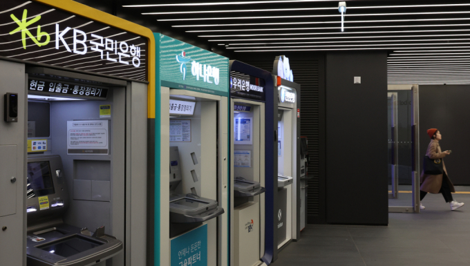 사울 시내 한 건물에 설치된 현금자동입출금기./사진=뉴시스