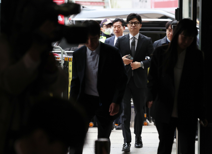 한동훈 국민의힘 비상대책위원장 겸 총괄선거대책위원장이 11일 오전 총선 관련 입장발표를 하기 위해 서울 여의도 중앙당사에 들어서고 있다./사진=뉴스1