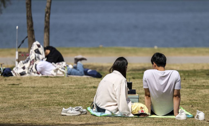 12일 낮 최고기온이 25도까지 올라 따뜻하지만 건조할 것으로 보인다. 사진은 지난 9일 서울 서초구 반포한강공원에서 가벼운 옷차림을 하고 휴식을 취하고 있는 시민들. /사진= 뉴시스 