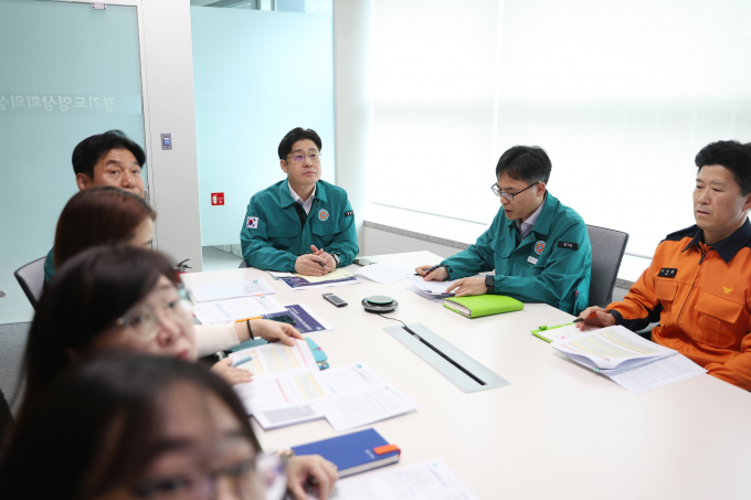 경기도는 11일 오병권 경기도 행정1부지사(우측 3번째) 주재로 경기도 소방재난본부와 시·군 보건소장, 응급의료기관 센터장, 전문병원장 등이 함께한 가운데 응급의료협력체계 강화 합동회의를 영상으로 열고 의사 집단행동에 따른 비상진료체계 대응 상황을 재점검했다. / 사진제공=경기도