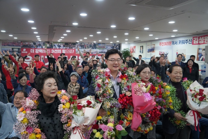 국민의힘 김성원 당선인이 가족들과 함께 축하 꽃다발을 목에 두르고 지지자들과 당선의 기쁨을 나누고 있다. /사진제공=김성원 선거캠프