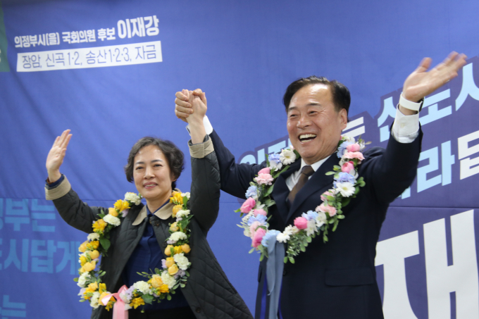 이재강 의정부을 민주당 후보가 가족과 함께 4.10총선 승리를 기뻐하며 지지자들에게 감사의 인사를 표하고 있다. /사진제공=이재강 선거캠프