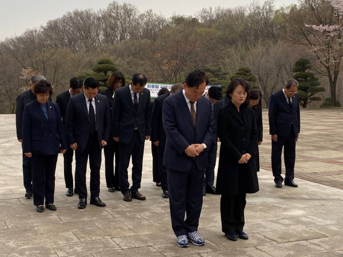 의정부시 갑·을선거구에서 각각 당선된 이재강, 박지혜 당선인(앞줄 좌측부터)이 민주당 의정부시 당직자들과 함께 의정부 현충탑을 찾아 참배하고 있다. /사진제공=이재강 선거캠프
