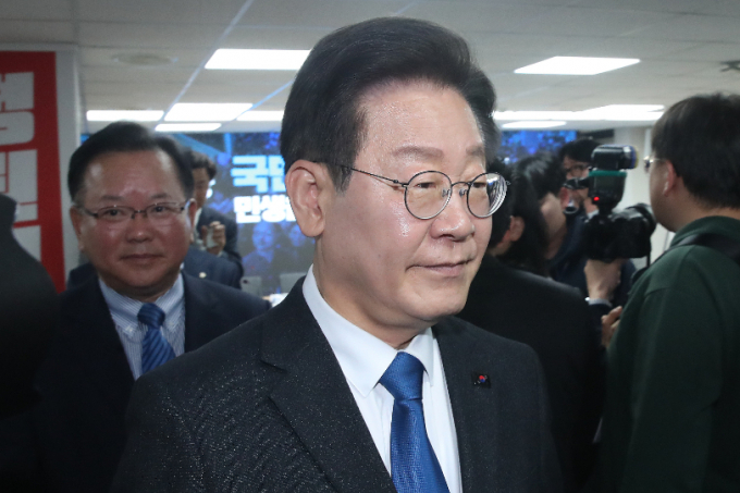 이재명 더불어민주당 대표가 지난 11일 오전 서울 여의도 민주당 중앙당사에서 열린 더불어민주당·더불어민주연합 제12차 합동 중앙선거대책위원회의 겸 선대위 해단식을 마치고 나서고 있다. /사진=뉴스1
