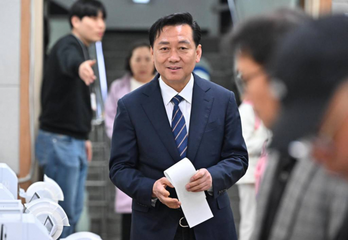 제22대 국회의원선거에서 안철수 국민의힘 후보에 패한 이광재 후보가 소감을 밝혔다, 사진은 지난 5일 성남시 서현1동행정복지센터사전투표소에서 사전투표를 하고 있는 이광재 후보. /사진= 뉴시스 