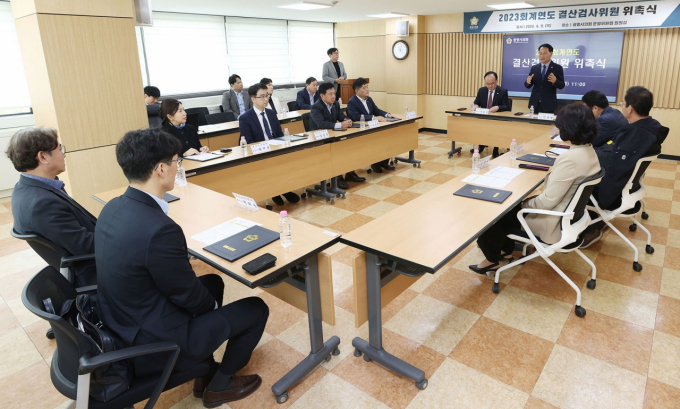 안성환 광명시의회 의장(오른쪽 네번째)이 11일 2023 회계연도 예산결산 검사위원 위촉식에서 인사말을 하고 있다. / 사진제공=광먕시의회