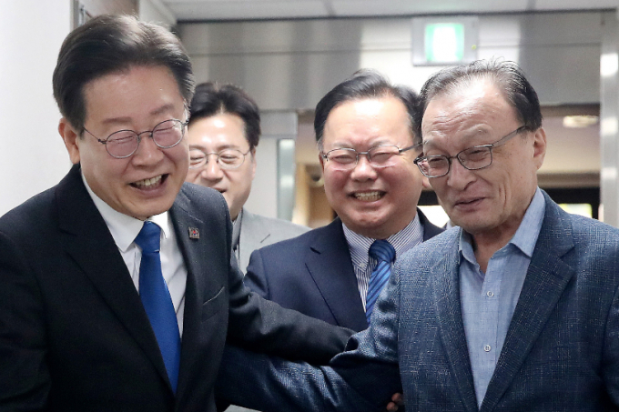 이재명 더불어민주당 대표(왼쪽부터), 김부겸·이해찬 상임공동선거대책위원장 등 당 지도부가 지난 11일 오전 서울 여의도 민주당 중앙당사에서 열린 더불어민주당·더불어민주연합 제12차 합동 중앙선거대책위원회의 겸 선대위 해단식에 참석하며 미소짓고 있다. /사진=뉴스1