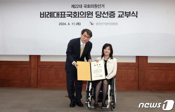 [사진] 당선증 받은 최보윤 당선인