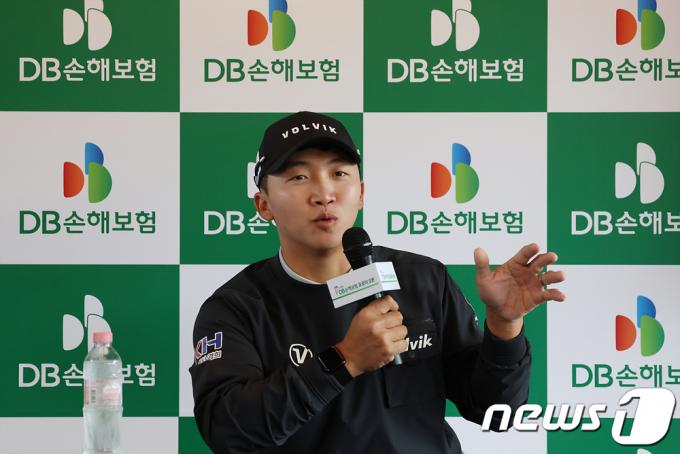 [사진] 인터뷰 갖는 김홍택